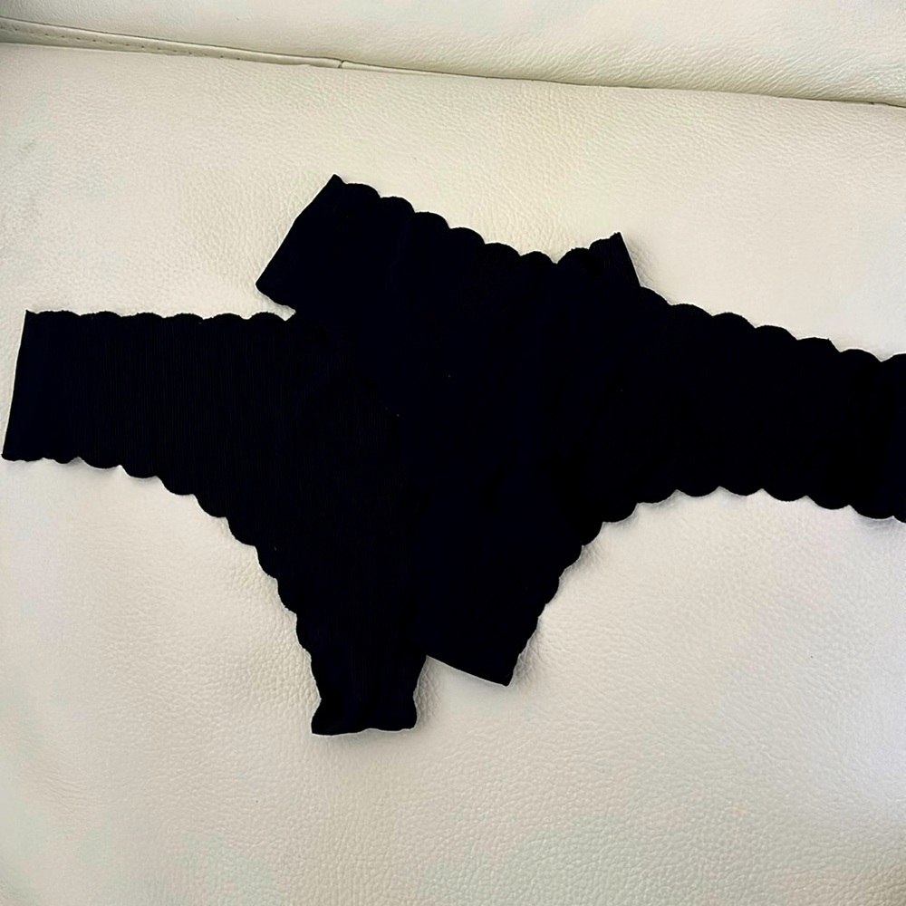 No show black thongs, sz S